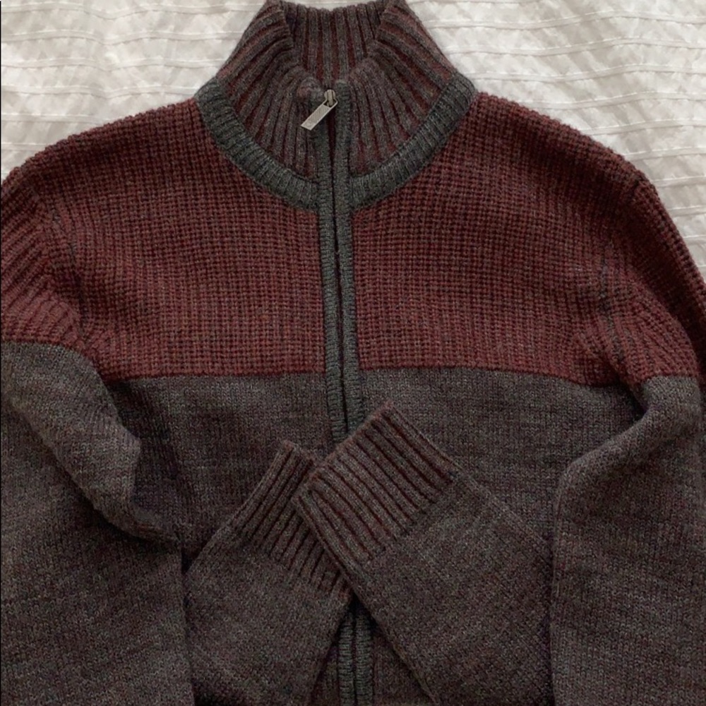 NWOT!!KENNETH COLE REACTION Sweater at the zipper